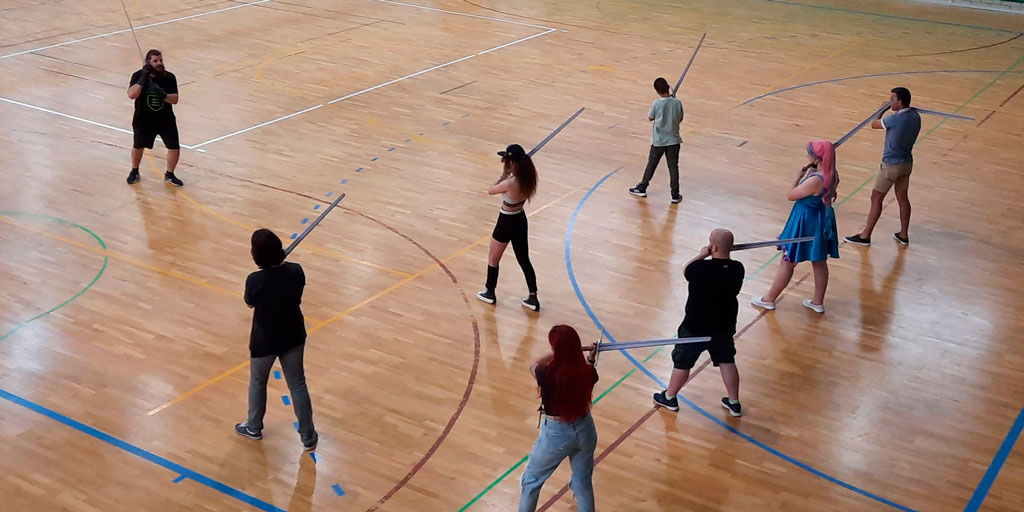 Clase de iniciaci&oacute;n a la esgrima con espada larga