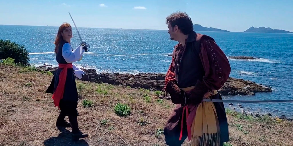 Sara y Miguel realizando una coreografía de esgrima escénica con sable militar